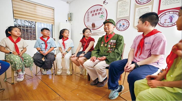 紅領(lǐng)巾遇上軍功章 童心筑夢敬軍魂.jpg