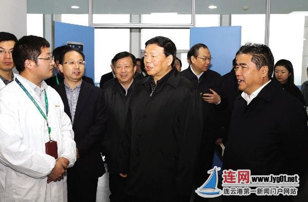 省委書記婁勤儉與我市企業(yè)研發(fā)人員交流。    記者 王振 攝